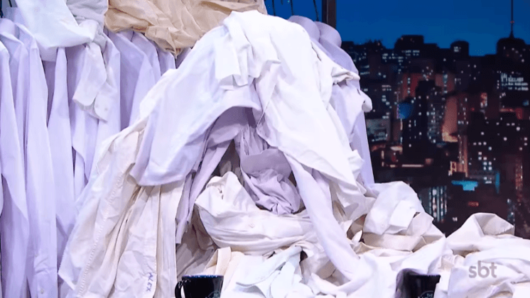 Chuva de camisas acontece no The Noite e Danilo Gentili "desaparece" do programa