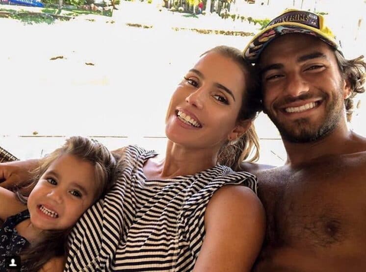 Gente como a gente? Deborah Secco leva filha para escola de ônibus e surpreende