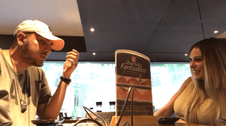 Fernanda Lacerda, a Mendigata do Pânico, é pedida em namoro por funkeiro em vídeo surpresa