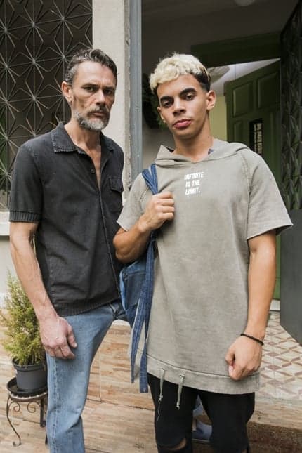 Leandro (Dhonata Augusto) e Tom (Daniel Ribeiro) (Foto: Globo/João Miguel Júnior)