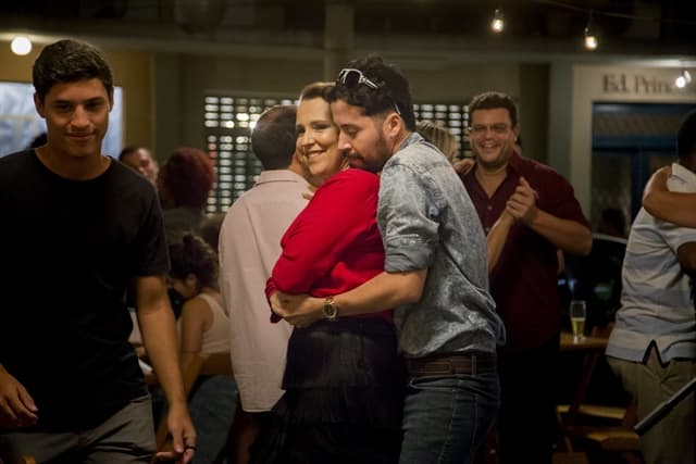Getúlio (Arlindo Lopes) e Isadora (Ana Beatriz Nogueira) dançando (Foto: Globo/Marília Cabral)