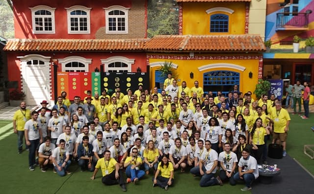 Hackathoners, mentores e a mestre de cerimônias Fernanda Gentil na casa do BBB, durante a edição de 2017 do Hackathon Globo (Foto: 99jobs)