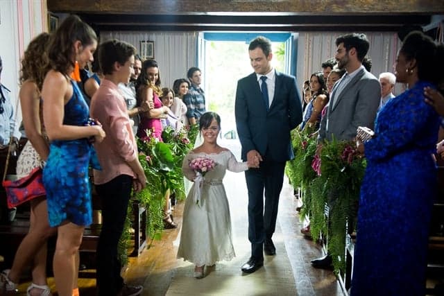 Estela (Juliana Caldas) e Gael (Sergio Guizé) em O Outro Lado do Paraíso (Foto: Globo/Raquel Cunha)