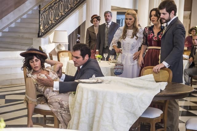 Orgulho e Paixão: Susana finge desmaio após ser desmascarada por Darcy