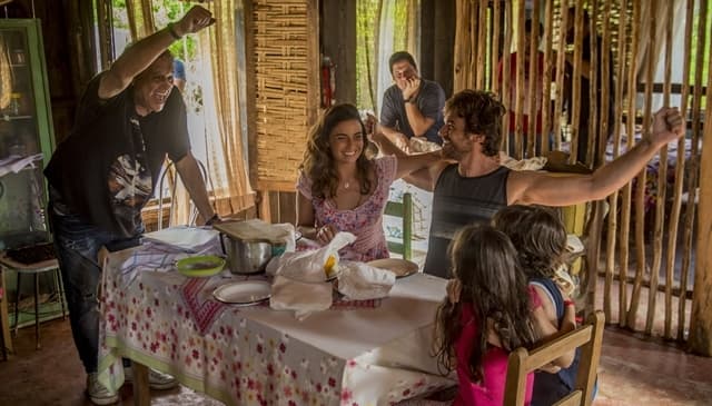 Dennis Carvalho dirige cena com Giovanna Antonelli (Luzia) e Emílio Dantas (Beto) em Segundo Sol (Foto: Globo/João Cotta)