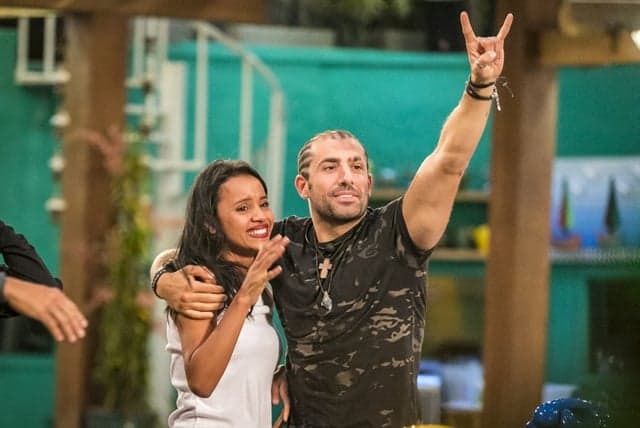 BBB18: Gleici faz cara de reprovação ao ver Kaysar com novo visual