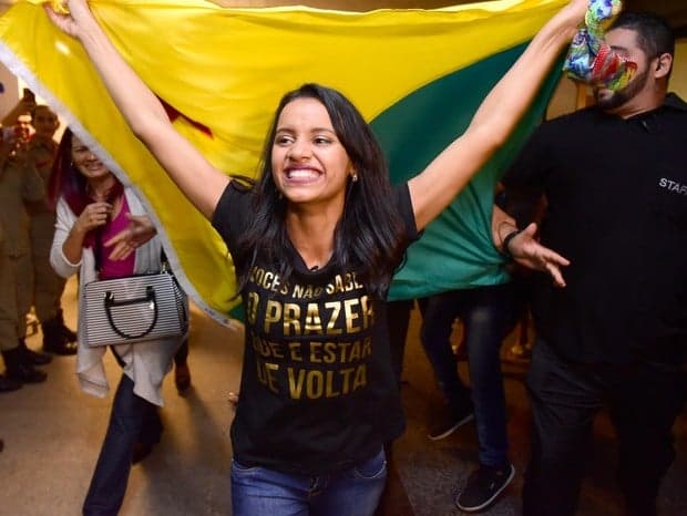Gleici surge na cama com Wagner em vídeo e ganha parabéns de atriz internacional