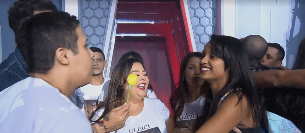 Wagner dá rosa amarela a Gleici BBB18 (Foto: TV Globo)