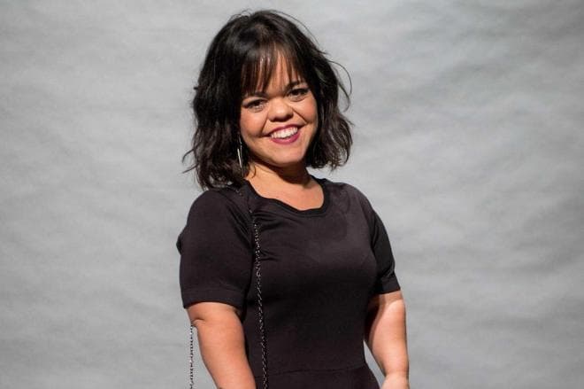 Juliana Caldas, a Estela, comemora papel em O Outro Lado do Paraíso: "Presente para todos com nanismo"