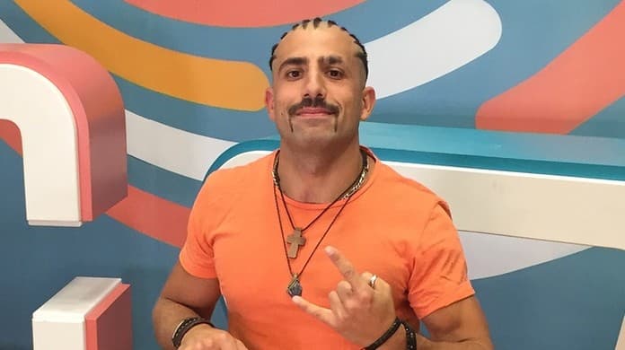 Kaysar esquece Jéssica e é flagrado em clima de romance com outra ex-BBB