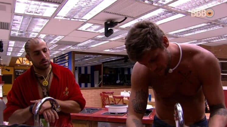 BBB18: Kaysar tenta se explicar com Breno após indicação e recebe resposta