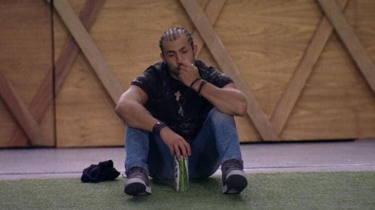 Com vaga garantida na final do BBB18, Kaysar teme que a mãe esteja morta e faz pedido
