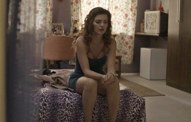 Leandra abandona tudo e bordel ganha nova dona em O Outro Lado do Paraíso
