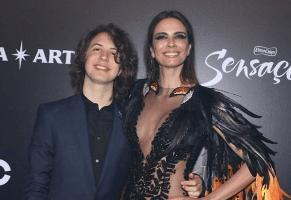 Luciana Gimenez dá bronca no filho após receber declaração no Dia das Mães