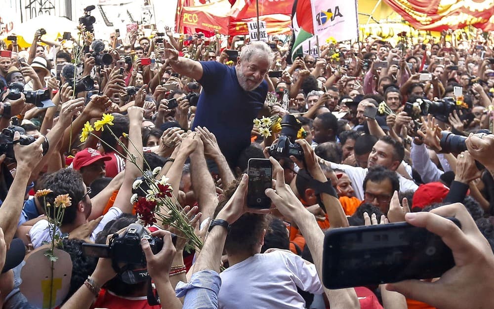 Lula é carregado após discursar em frente ao sindicato dos metalúrgicos neste sábado (7) (Foto: Miguel Schincariol/AFP) Lula é carregado após discursar em frente ao sindicato dos metalúrgicos neste sábado (7) (Foto: Miguel Schincariol/AFP)