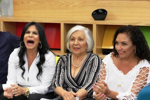 Tímida, mãe de Gretchen aparece aos 84 anos e dá 'fora' na filha na frente de jornalistas