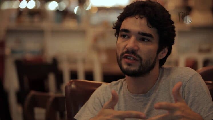 Discreto, Caio Blat posa em clima de romance com Luisa Arraes