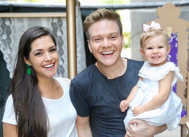 Entrou na febre! Filha de Michel Teló e Thais Fersoza, de 2 anos, derrete fãs ao cantar Sandy & Junior
