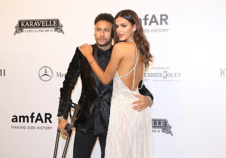 Neymar deixa de usar muletas e comemora recuperação: "Nunca mais"