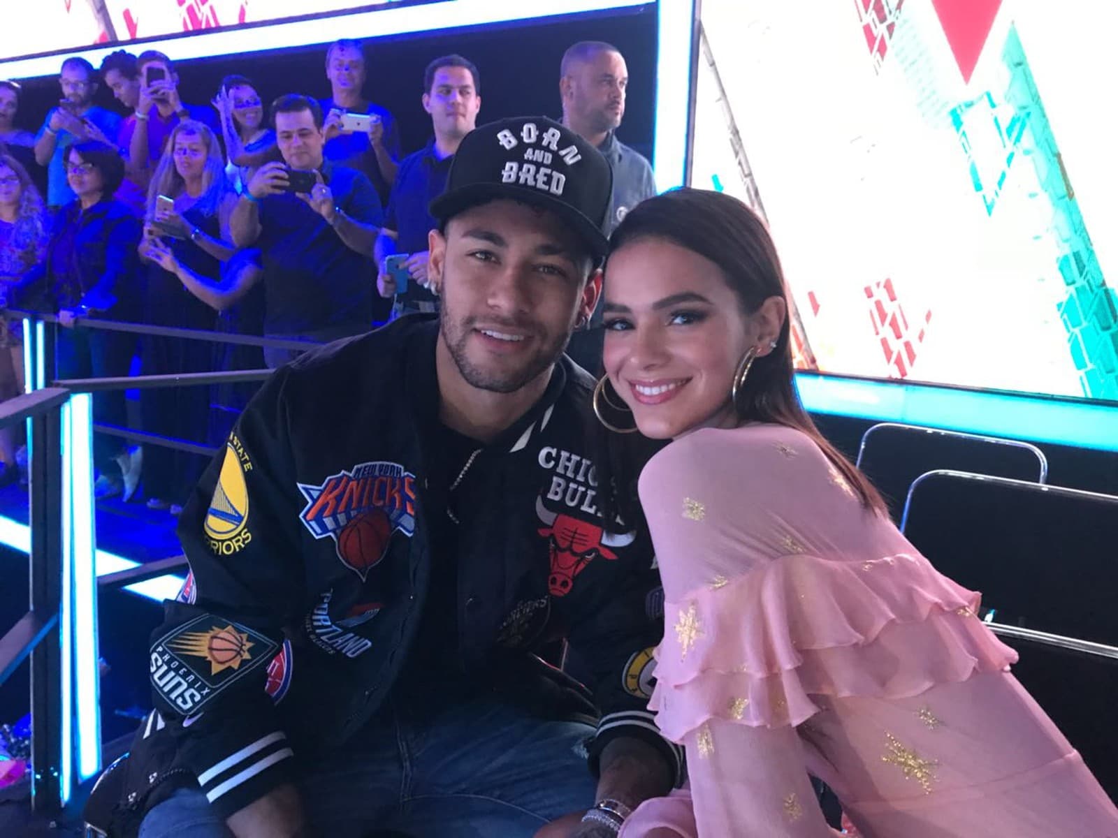 O jogador Neymar e a atriz Bruna Marquezine assistem a final do The Voice Kids. (Foto: Gshow)