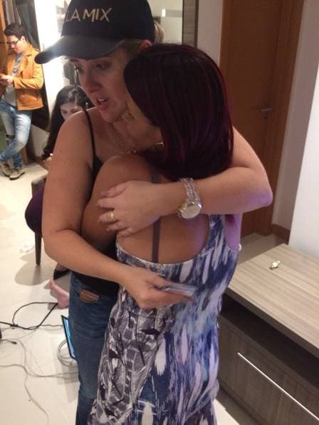 Patrícia de desculpa com a mãe de Gleici e chora (Foto: Divulgação / Extra)