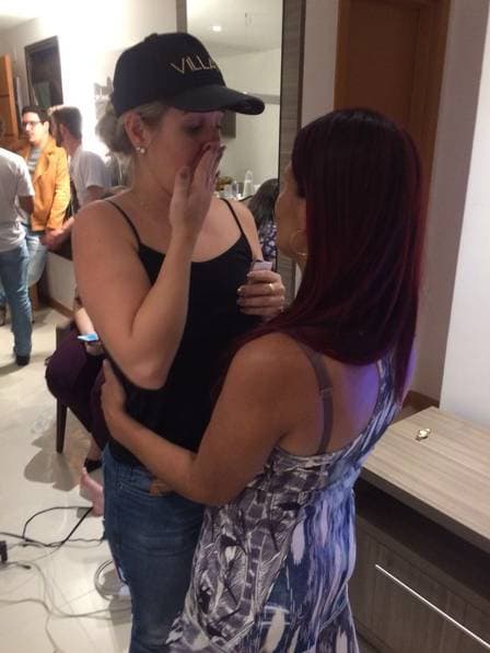 Patrícia de desculpa com a mãe de Gleici e chora (Foto: Divulgação / Extra)