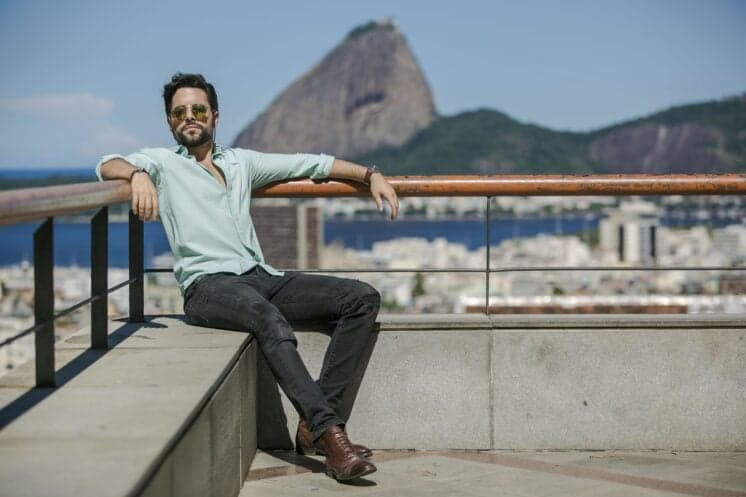 Sucesso em O Outro Lado do Paraíso, Pedro Carvalho se fixa no Brasil: "Investir na carreira"