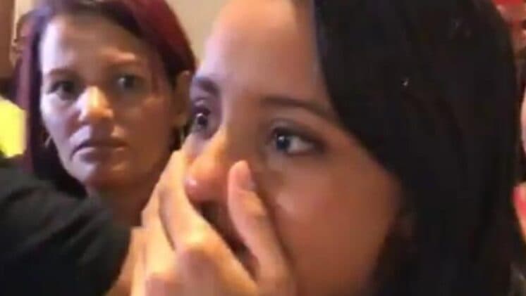 Gleici e a mãe ficam em choque com atitude de fãs no Acre: "Meu Deus"