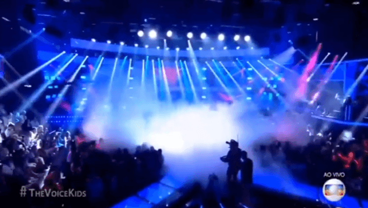 Globo exagera na fumaça e Simone e Simaria "desaparecem" ao vivo no The Voice Kids