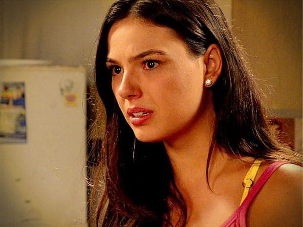 Isis Valverde confirma gravidez e detona Leo Dias por ter insinuado que ela venderia a notícia