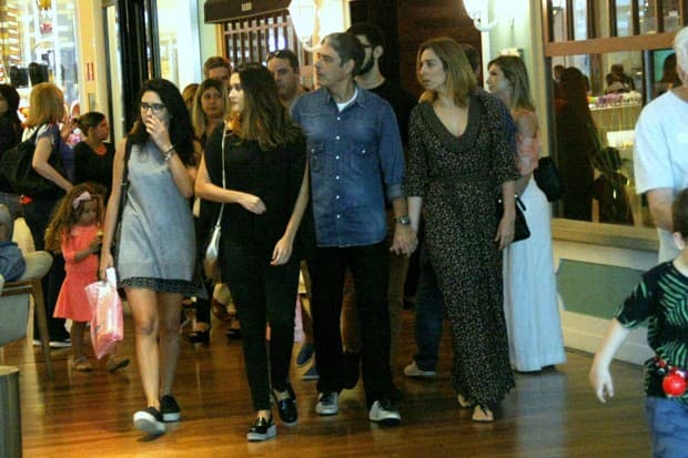 William Bonner durante passeio com a namorada e os filhos (Foto: AgNews)