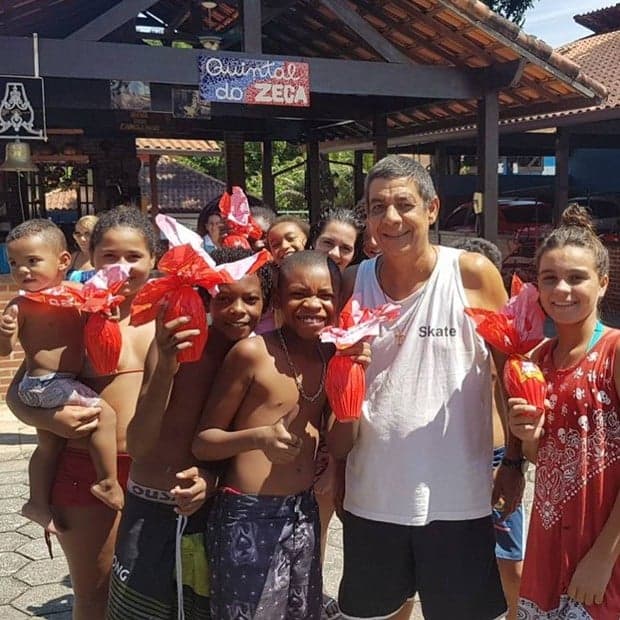 Zeca Pagodinho tem atitude nobre e entrega ovos de páscoa no Xerém