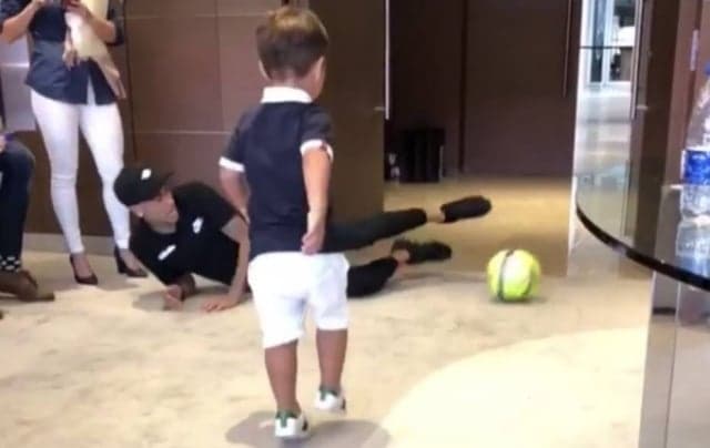 Filho de Simone chora para jogar com Neymar e tem pedido atendido