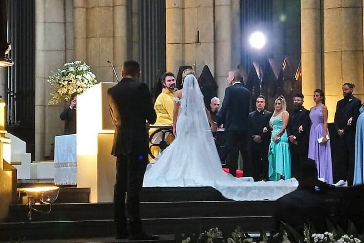Com polícia na porta, impaciência de convidados e falta de famosos, saiba novos detalhes do casório de Lexa e Guimê