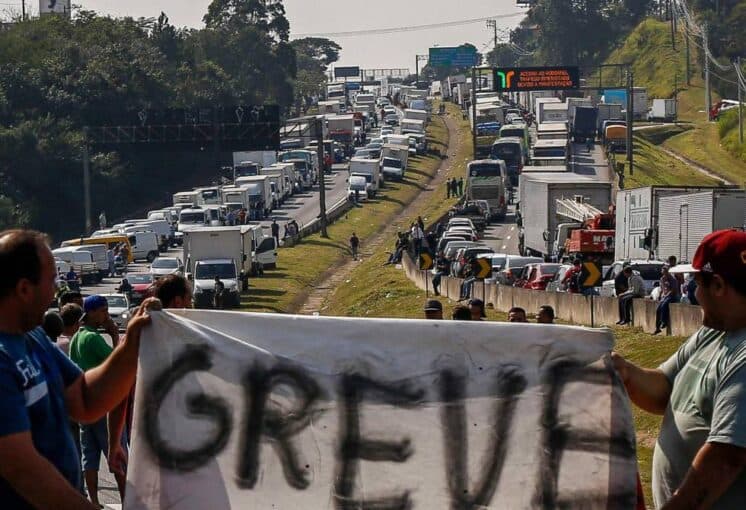 Repórter da Globo é hostilizada e expulsa por manifestantes em greve; assista o vídeo