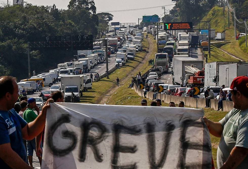 Caminhoneiros entraram em greve em todo o país (Foto: Reprodução) Caminhoneiros entraram em greve em todo o país (Foto: Reprodução)