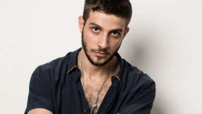 Chay Suede fala sobre suposta exploração na novela Rebelde: "Eu era um adolescente"
