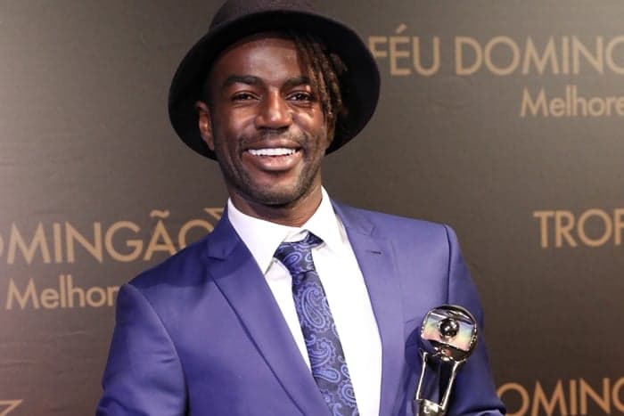 O ator Jonathan Azevedo recebe prêmio de revelação no Melhores do Ano (Foto: Globo/João Miguel Júnior)