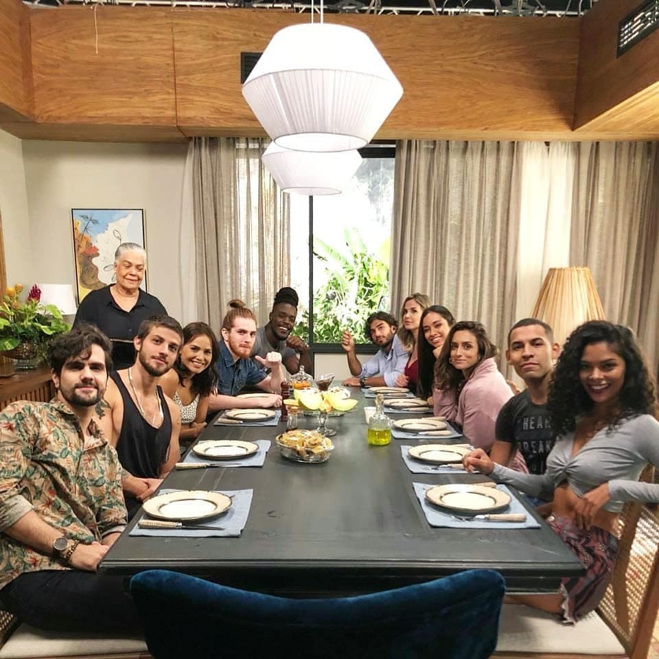 Drayson com elenco de Segundo Sol (Foto: Reprodução) Drayson com elenco de Segundo Sol (Foto: Reprodução)