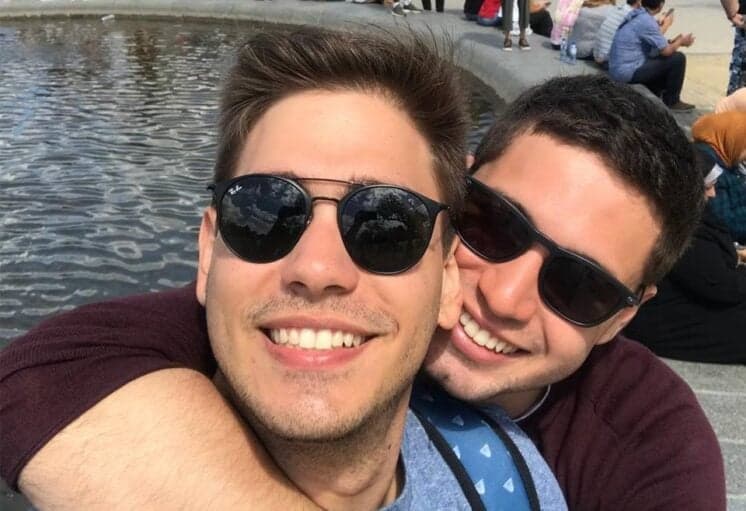 Repórter gato da Globo se casa com um colega de emissora e tasca beijão no rapaz
