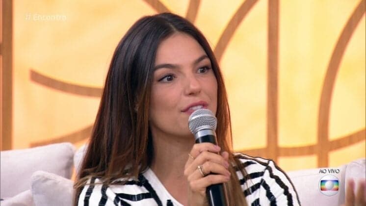 Grávida, Isis Valverde cai no choro com mensagem de Sandra Annenberg