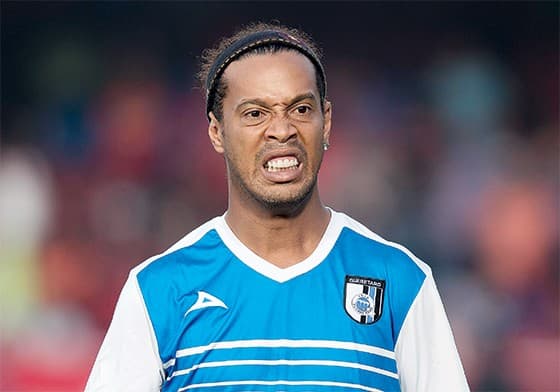 Ronaldinho Gaúcho, endividado, enfrenta grave crise e tem diversos imóveis bloqueados pela Justiça