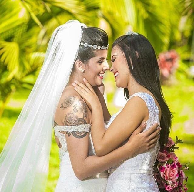 Bailarina do Faustão divulga fotos da lua de mel com a mulher na internet