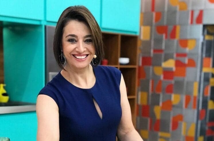 Catia Fonseca explode garrafa após colocar fogo e leva susto ao vivo no Melhor da Tarde