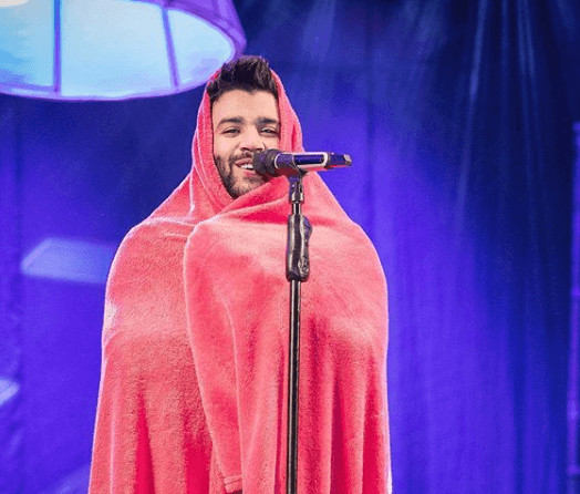 Saiba o que aconteceu para que Gusttavo Lima usasse um cobertor durante show