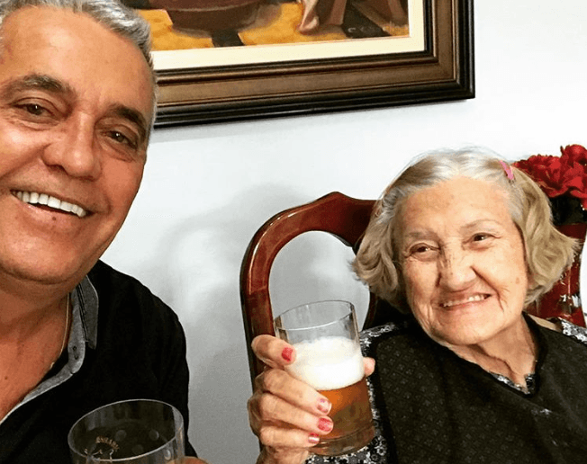Aos 91 anos, mãe de Mauro Naves rouba a cena e chama atenção ao posar com copo de cerveja na mão