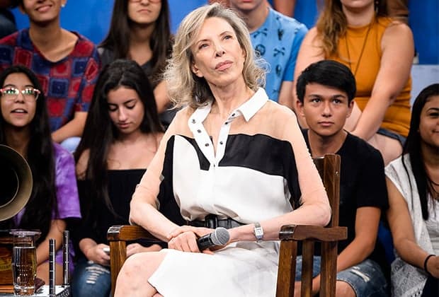Ainda com cabelo rosa, Marília Gabriela comemora 70 anos ao lado de global