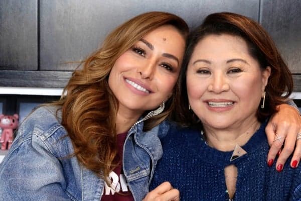 Mãe de Sabrina Sato vai à Band, fala sobre relação com genros e como Duda Nagle é
