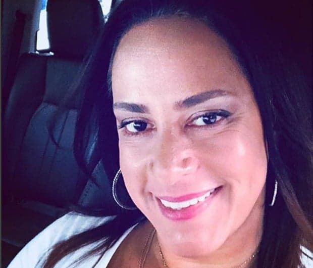 Silvia Abravanel relembra que Silvio Santos a "forçou" a aprender a nadar e admite: "Sei trocar pneu de carro"