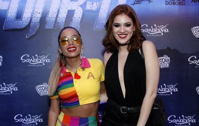 Anitta recebe a ex-BBB Ana Clara em show e é tietada por Caetano Veloso